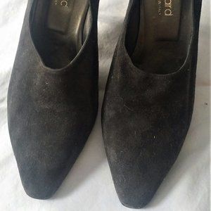 Italian suede pumps.